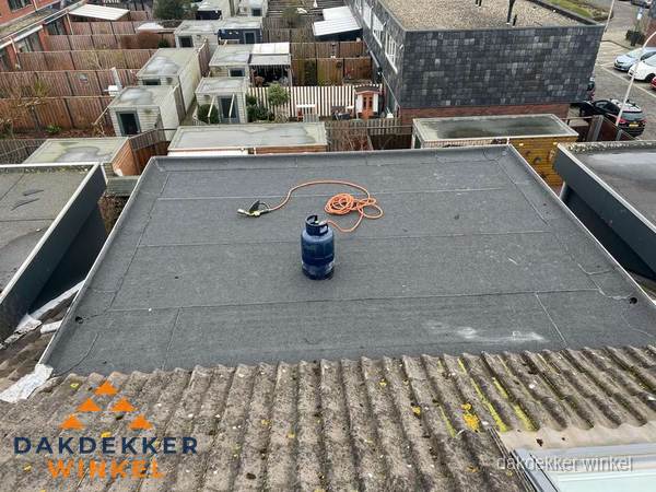 Plat dak met nieuwe bitumen dakbedekking en brandgereedschap in Winkel Plat dak met nieuwe bitumen dakbedekking en brandgereedschap in Winkel