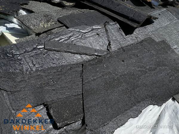 Verwijderd oud bitumen dakleer klaar voor vervanging in Winkel