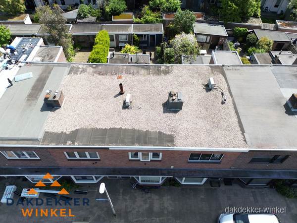 Plat dak met grindballast en dakdoorvoeren in Winkel Plat dak met grindballast en dakdoorvoeren in Winkel
