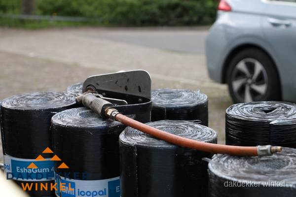 Rollen bitumen dakbedekking EshaGum klaar voor installatie in Winkel Rollen bitumen dakbedekking EshaGum klaar voor installatie in Winkel