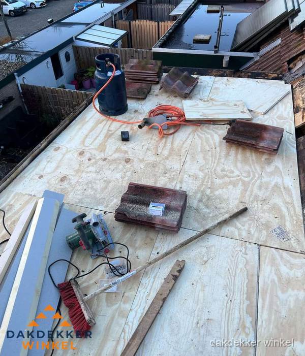 Dakreparatie werkzaamheden op plat dak met gereedschap in Winkel Dakreparatie werkzaamheden op plat dak met gereedschap in Winkel