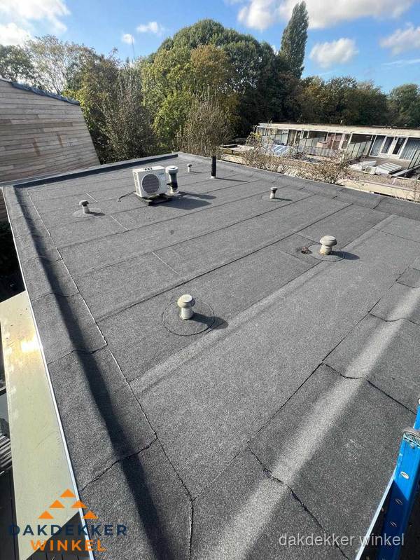 Kosten dakdekker: afgewerkt plat bedrijfsdak met bitumen in Winkel