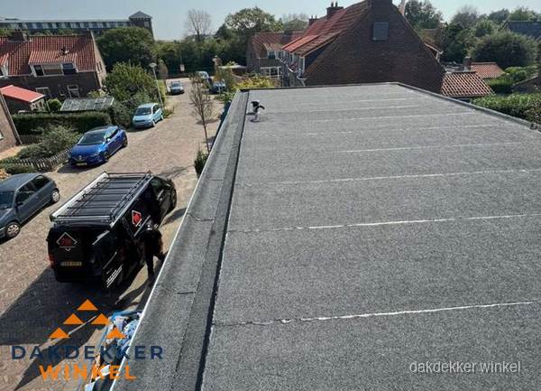 Nieuw bitumen plat dak met uitzicht over woonwijk in Winkel Nieuw bitumen plat dak met uitzicht over woonwijk in Winkel