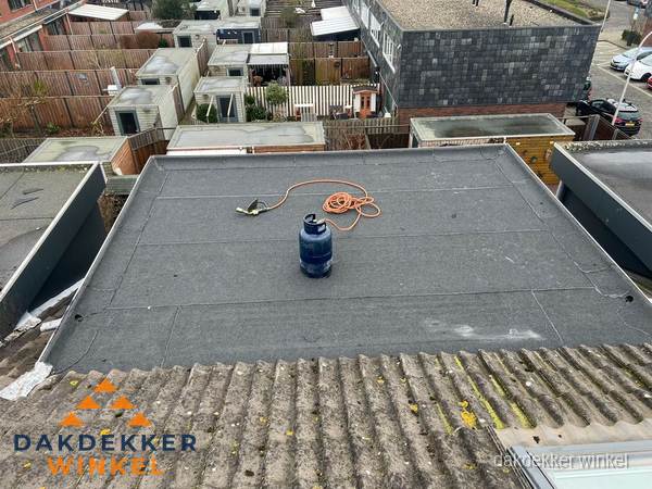 Plat dak met bitumen dakbedekking en brander in Winkel Plat dak met bitumen dakbedekking en brander in Winkel